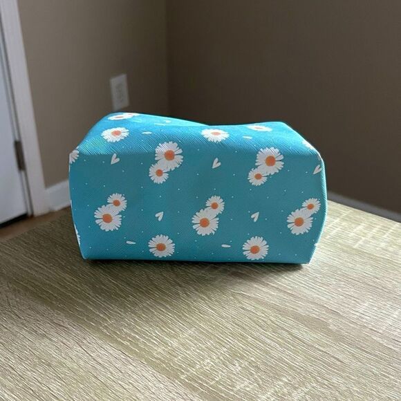 NWOT … DAISY Cosmetic / Makeup Bag - Picture 5 of 7
